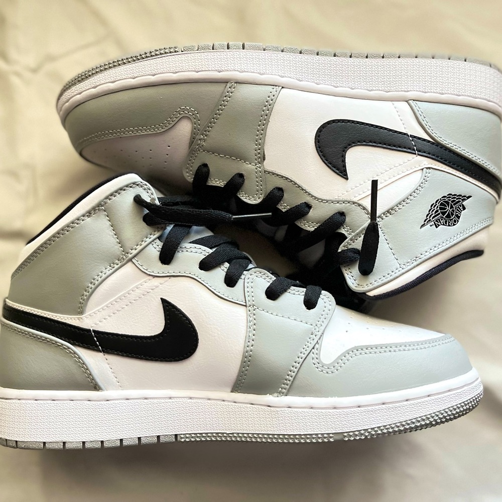 Authentic AIR JORDAN 1 MID “Light Smoke Grey"